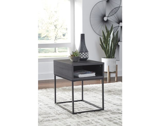 Ashley Yarlow End Table large image number 2